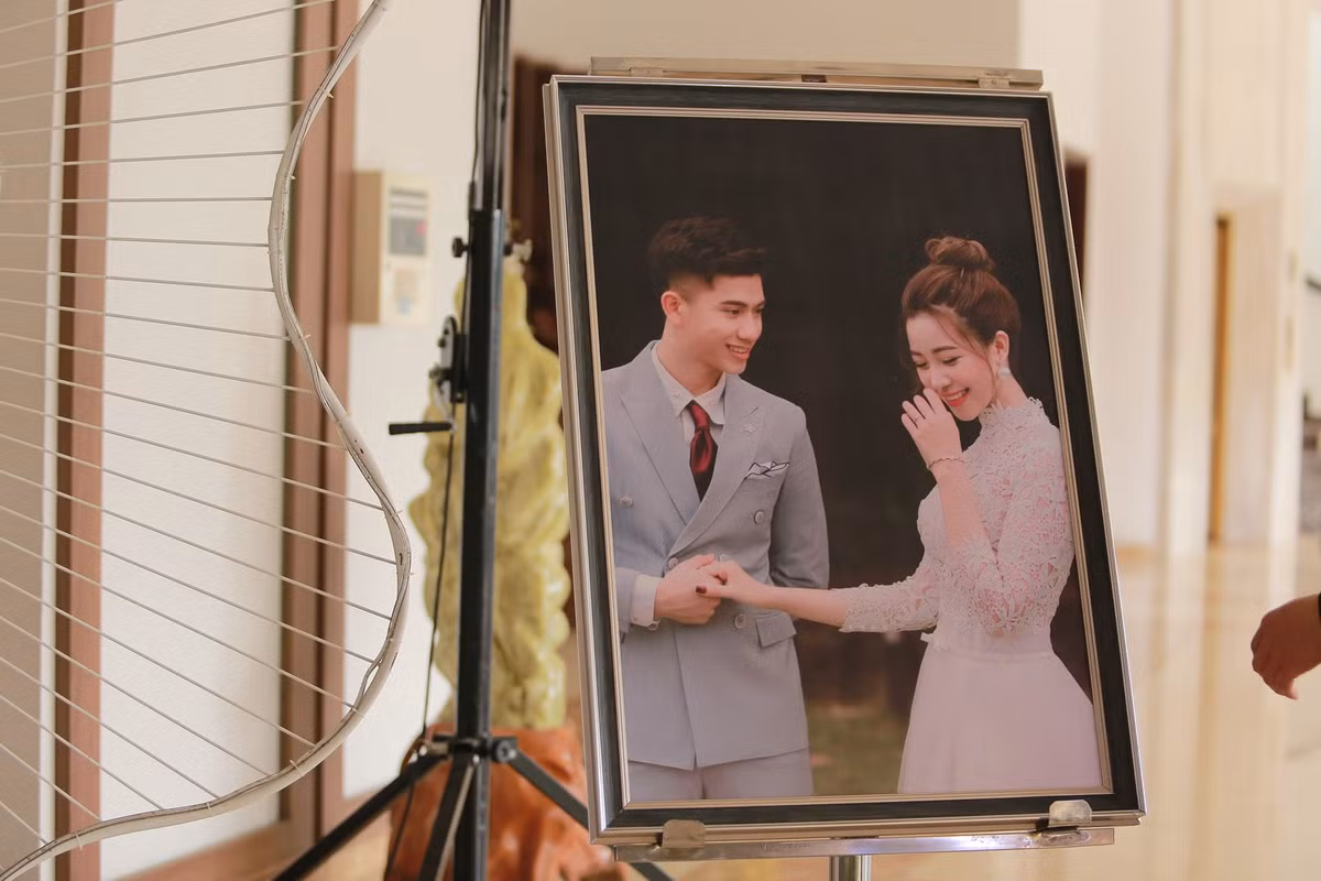 Sáng ngày 30/1 (mồng 6 Tết Âm lịch), không gian tiệc cưới của Văn Đức và Nhật Linh được tiết lộ. Toàn bộ không gian lấy màu trắng làm chủ đạo.