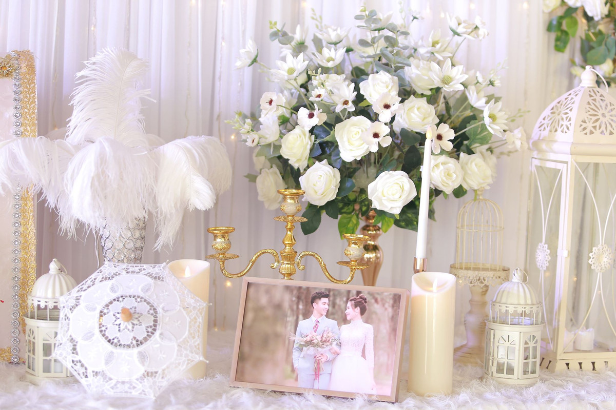 Tông màu chủ đạo của tiệc cưới là màu trắng nên mọi đồ vật trang trí đến hoa đều mang màu sắc chủ đạo này.