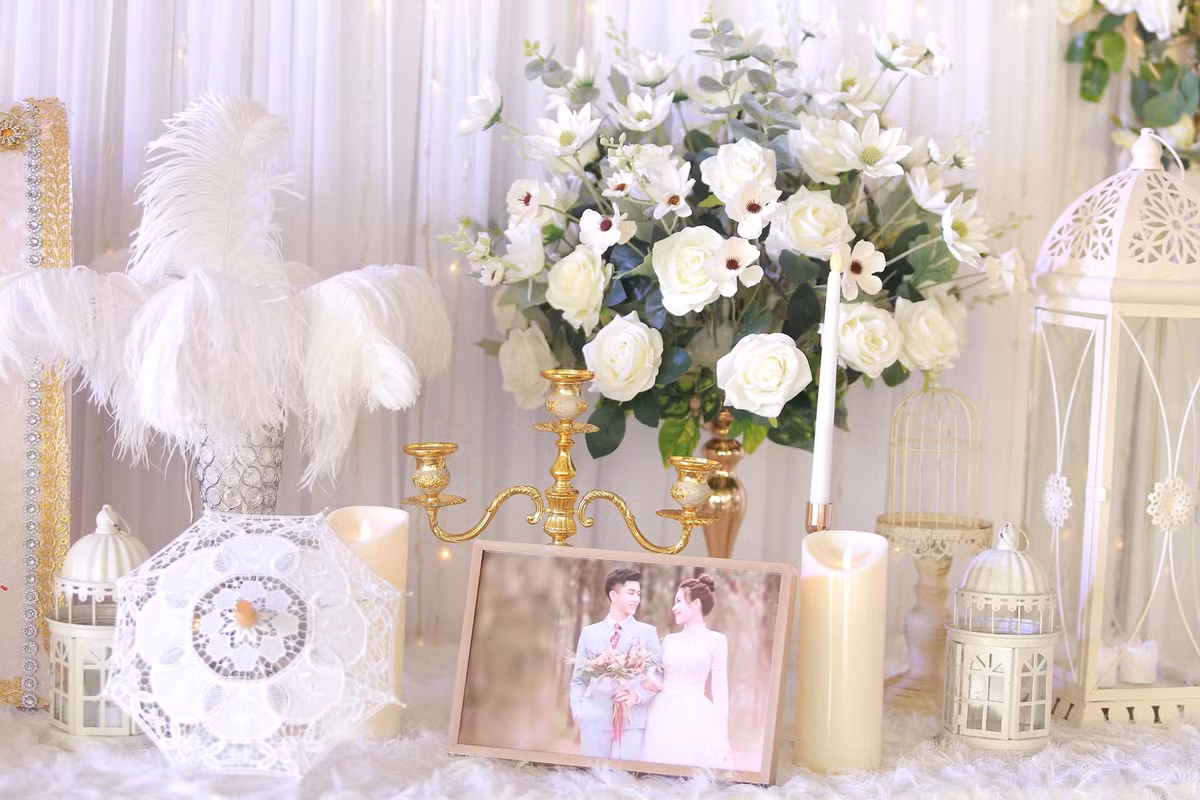 Tông màu chủ đạo của tiệc cưới là màu trắng nên mọi đồ vật trang trí đến hoa đều mang màu sắc chủ đạo này.