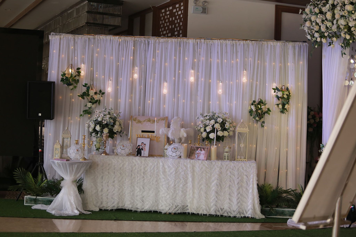 Trước khi vào bên trong khán phòng sẽ có sảnh để khách đến dự đám cưới check-in cùng cô dâu chú rể.