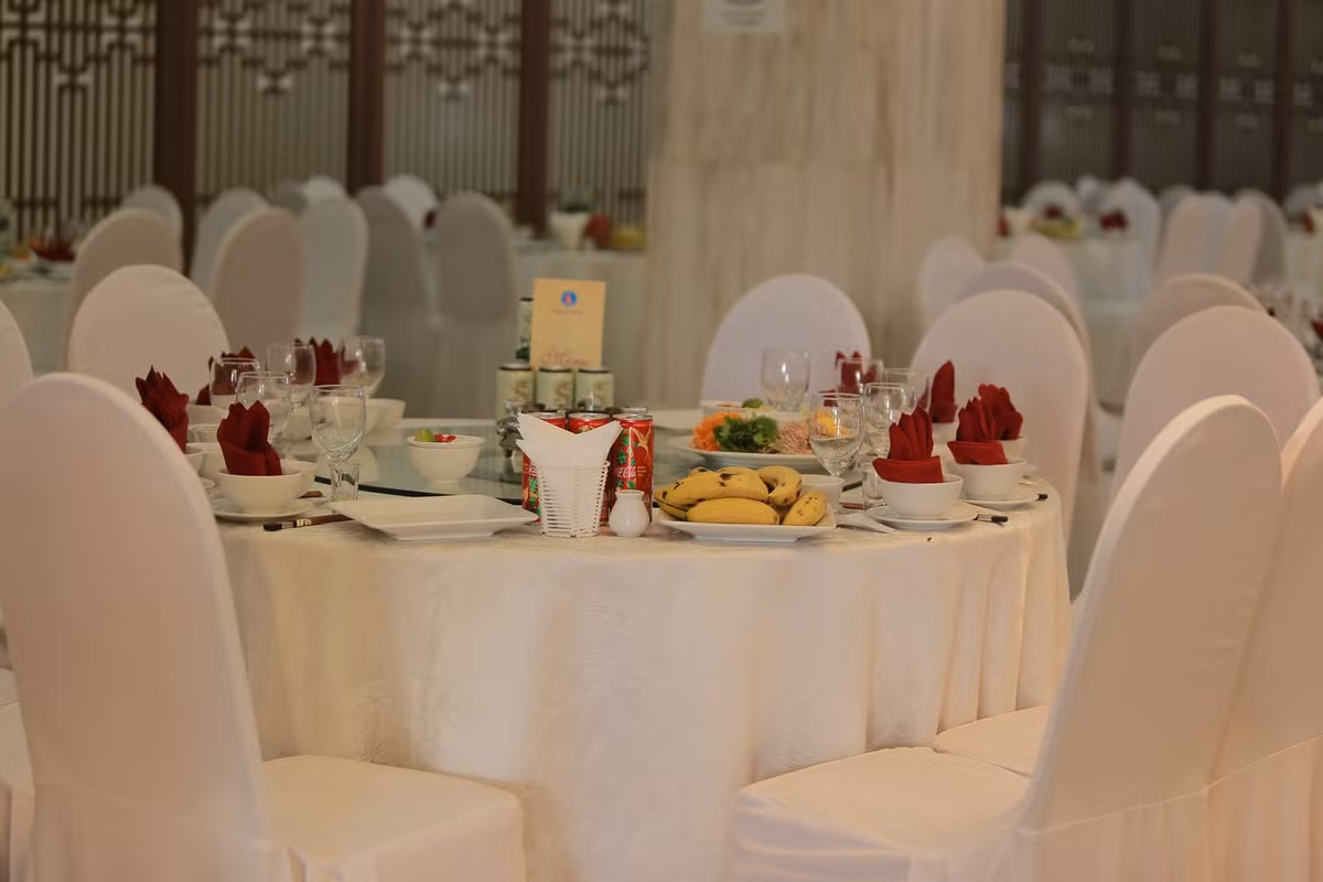 Bàn tiệc được bày sẵn chờ khách tới. Một số món ăn nguội đã được lên trước.