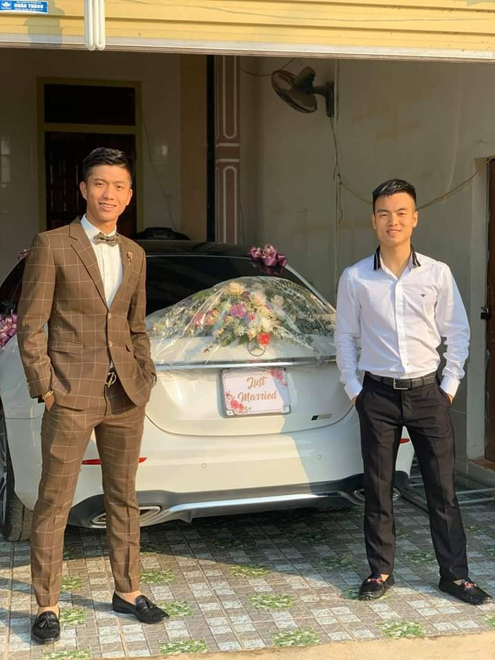 Văn Đức sẽ đón vợ hot girl bằng xe Mercedes.