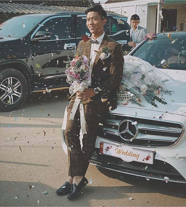 Nam cầu thủ bảnh bao trong trang phục vest kẻ màu nâu tới đón vợ hot girl. Đám cưới của Văn Đức có rất đông người hâm mộ tại quê hương tới chúc phúc.