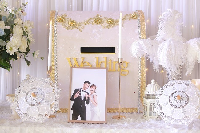 Ảnh cưới của cặp đôi được bày khắp nơi trong trung tâm tiệc cưới. Từng chi tiết trong khán phòng đều được chăm chút rất tỉ mỉ.