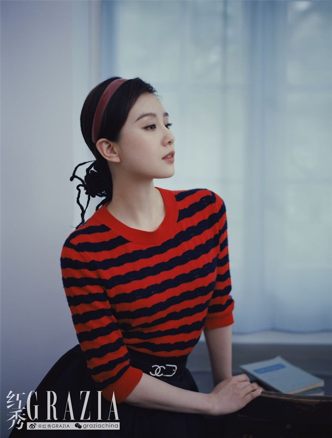 Trở lại đường đua showbiz sau hơn 1 năm sinh con trai đầu lòng, nữ diễn viên xuất hiện trên hàng loạt tạp chí danh tiếng như Grazia, L'Officiel...