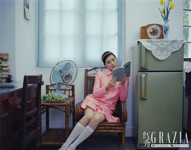 Phong cách cổ điển vintage giúp người đẹp 8x trông trẻ trung hơn rất nhiều.