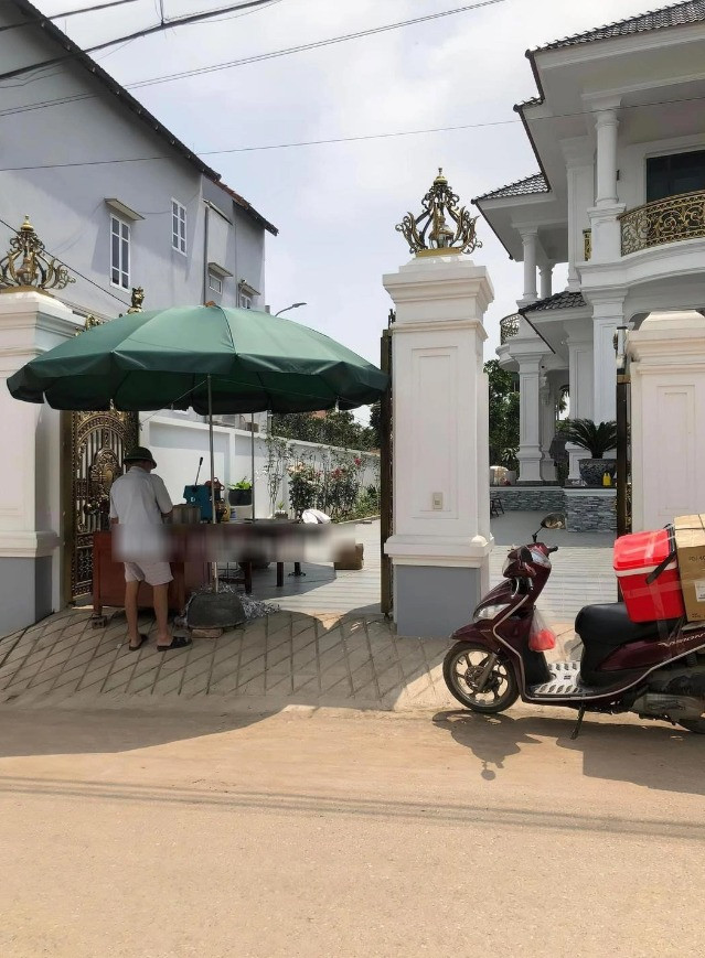 Quàn chè được bày ngay ở cổng một căn biệt thự lớn khiến ai đi qua cũng phải nhìn. Được biết quán chè của bà cụ đã bán từ rất lâu rồi, tuy nhiên bẵng đi một thời gian thì người ta lại thấy cụ bày hàng chè trước cổng 1 căn biệt thự khiến nhiều người ngỡ ngàng.