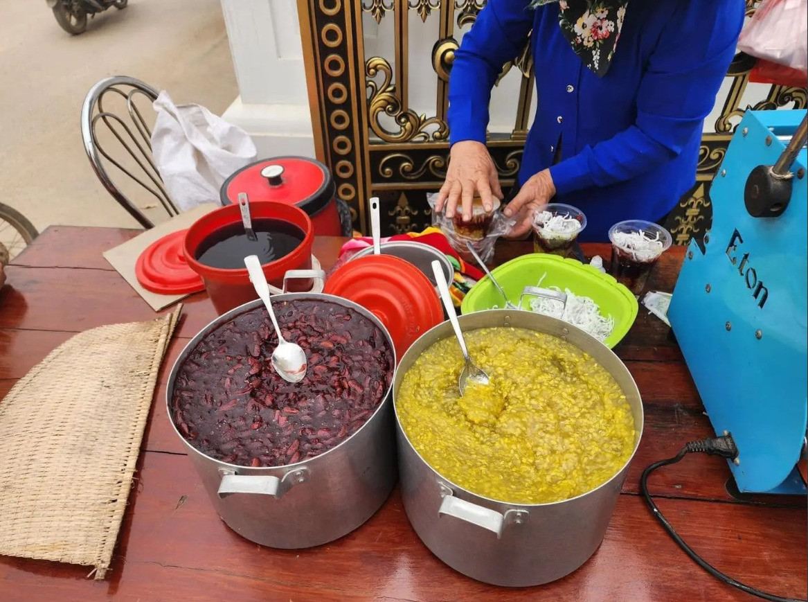 Năm này qua năm khác, hai ông bà cùng nhau bán chè và nuôi các con khôn lớn. Cả đời bà cặm cụi bán chè nuôi các con và đây là thành quả mà hai ông bà nhận được khi các con trưởng thành.