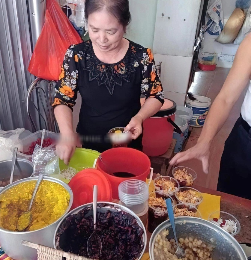 Dù bây giờ đã có nhà cao cửa rộng, tuy nhiên ông bà vẫn tiếp tục bán chè phục vụ mọi người.