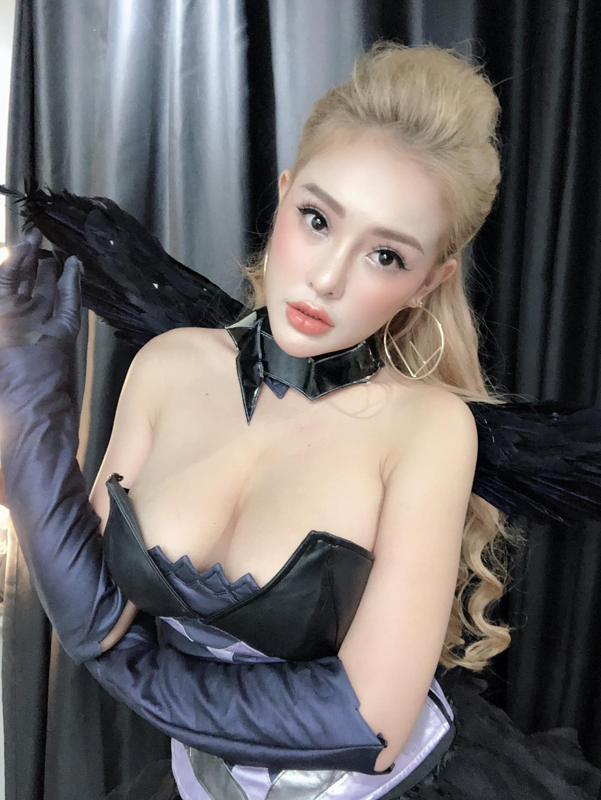 Mới đây, Ngân 98 khoe đoạt giải Á hậu tại một cuộc thi nhan sắc cho người Việt tại Hàn Quốc. Nhiều người tò mò không biết đây là cuộc thi gì mà nghe tên lạ hoắc, hơn nữa ngó qua dàn thí sinh khiến ai cũng phải hết hồn vì nhan sắc vừa già vừa cứng đơ.