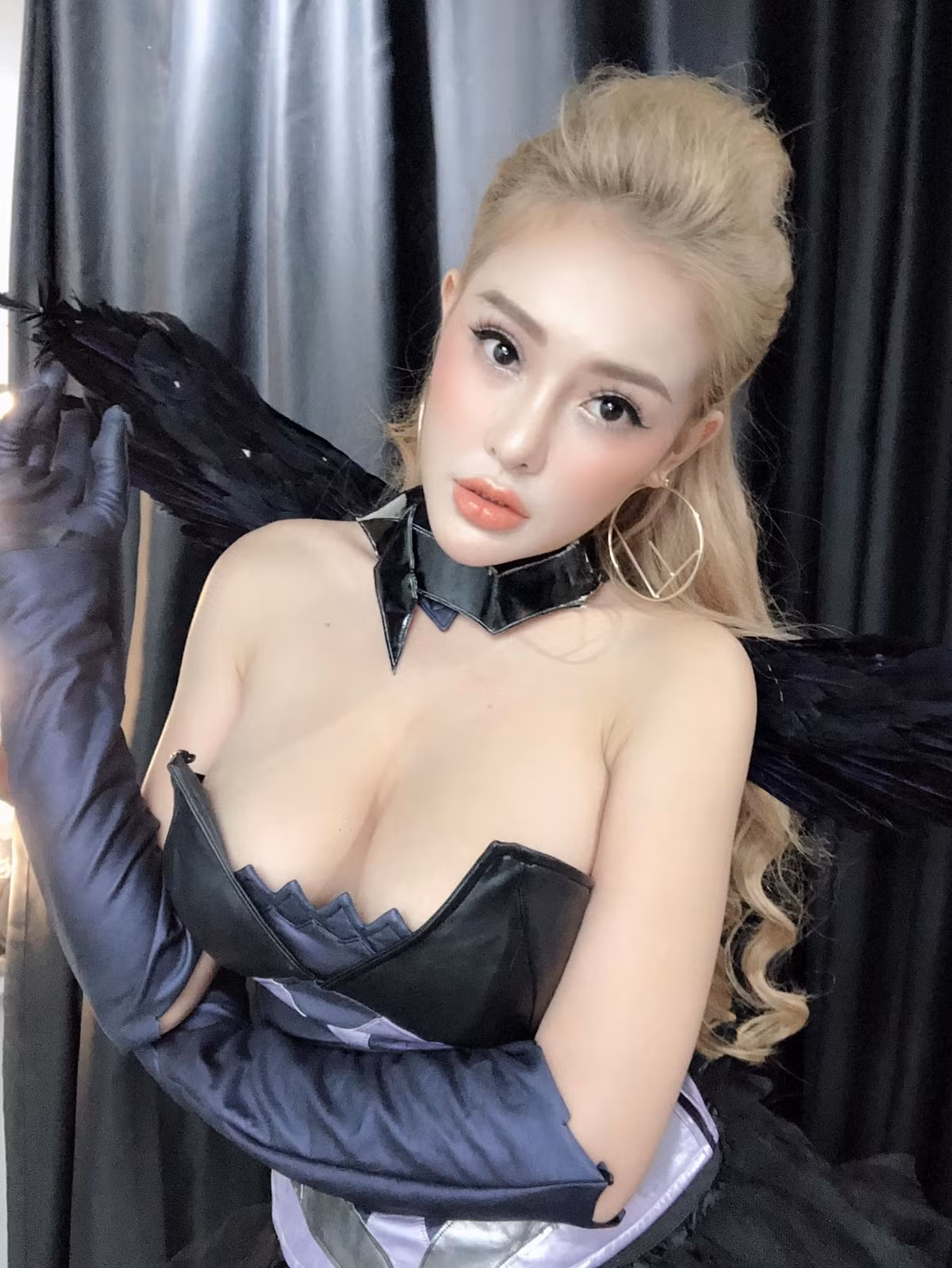 Mới đây, Ngân 98 khoe đoạt giải Á hậu tại một cuộc thi nhan sắc cho người Việt tại Hàn Quốc. Nhiều người tò mò không biết đây là cuộc thi gì mà nghe tên lạ hoắc, hơn nữa ngó qua dàn thí sinh khiến ai cũng phải hết hồn vì nhan sắc vừa già vừa cứng đơ.