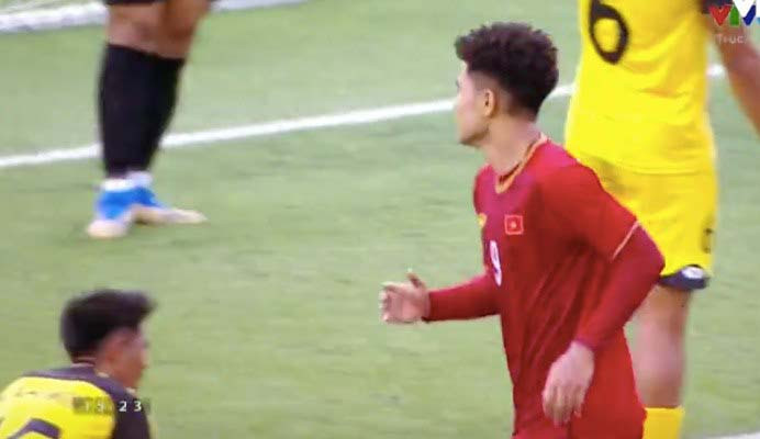 Người hâm mộ cũng tinh ý nhận ra rằng, ở giải đấu lần này, Đức Chinh có diện mạo hoàn toàn mới nhờ mái tóc xoăn tít như mì tôm.