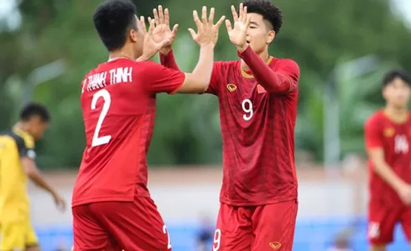 Có thể nói, trong trận mở màn tại SEA Games năm nay, Chinh "đen" chiếm hết spotlight trên sân.