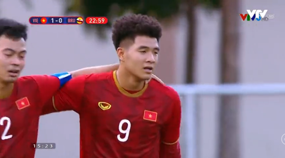 Liên tục sau đó, Hà Đức Chinh có thêm một pha ghi bàn ở cuối hiệp 1 và lập công thêm một lần nữa khi vừa bước vào hiệp 2 khiến các cầu thủ U22 Brunei "phát hoảng". Giữa hiệp 2, anh chàng lại ghi thêm một bàn vào lưới đối thủ nâng tỉ số lên 4-0.