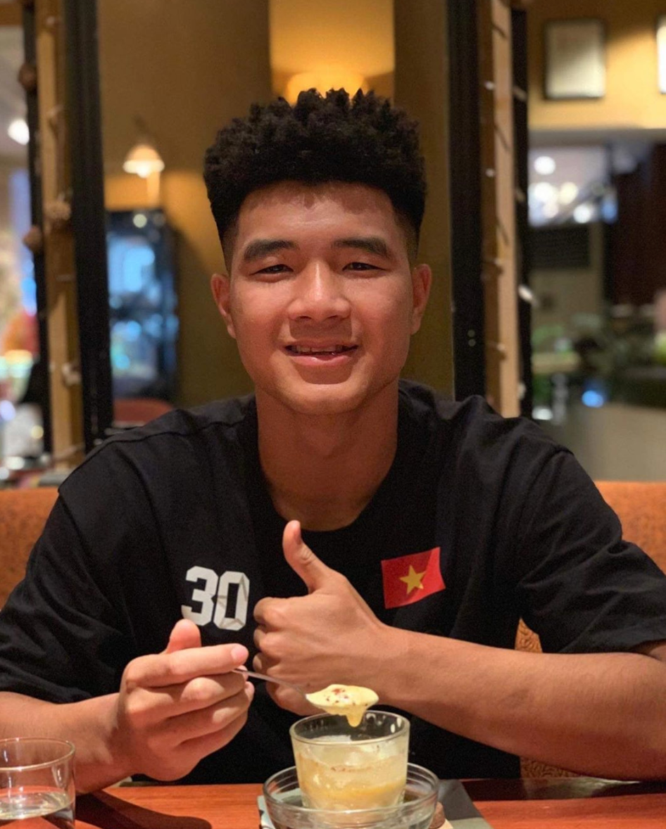 "Trông như bà thím Hàn Quốc vậy", "Xin lỗi Chinh nhưng nhìn tóc anh em lại nghĩ đến miếng giẻ cọ xoong ở nhà? Liệu rằng để tóc này nên anh cọ sạch lưới đối thủ?" - Người hâm mộ hài hước bình luận về kiểu tóc mới của Đức Chinh.