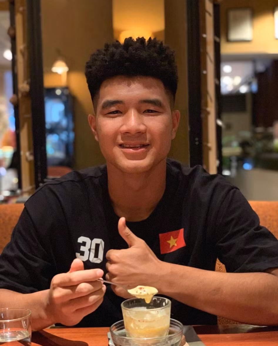 "Trông như bà thím Hàn Quốc vậy", "Xin lỗi Chinh nhưng nhìn tóc anh em lại nghĩ đến miếng giẻ cọ xoong ở nhà? Liệu rằng để tóc này nên anh cọ sạch lưới đối thủ?" - Người hâm mộ hài hước bình luận về kiểu tóc mới của Đức Chinh.