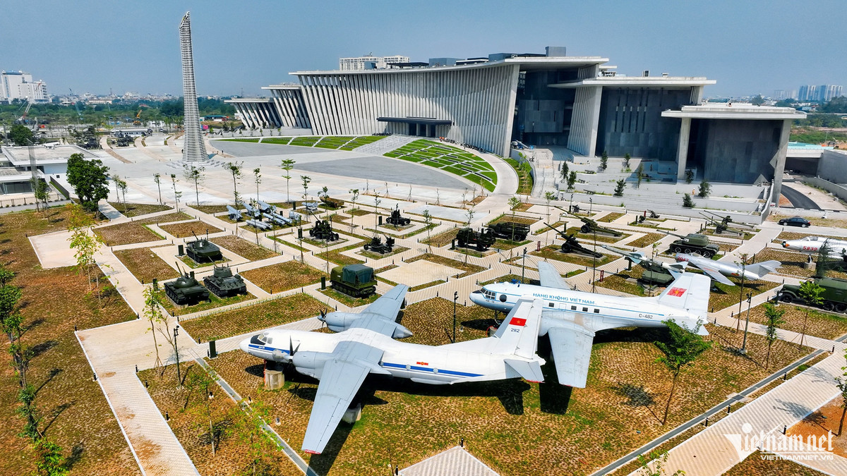 Bảo tàng được thiết kế 4 tầng nổi và 1 tầng trệt, diện tích xây dựng 23.198m2. Ở ngoài trời được chia làm hai cánh trưng bày vũ khí, khí tài như pháo 85mm, pháo cao xạ 57mm, xe tăng PT67 số hiệu 555, máy bay MiG 17 số hiệu 2047, máy bay SU22...