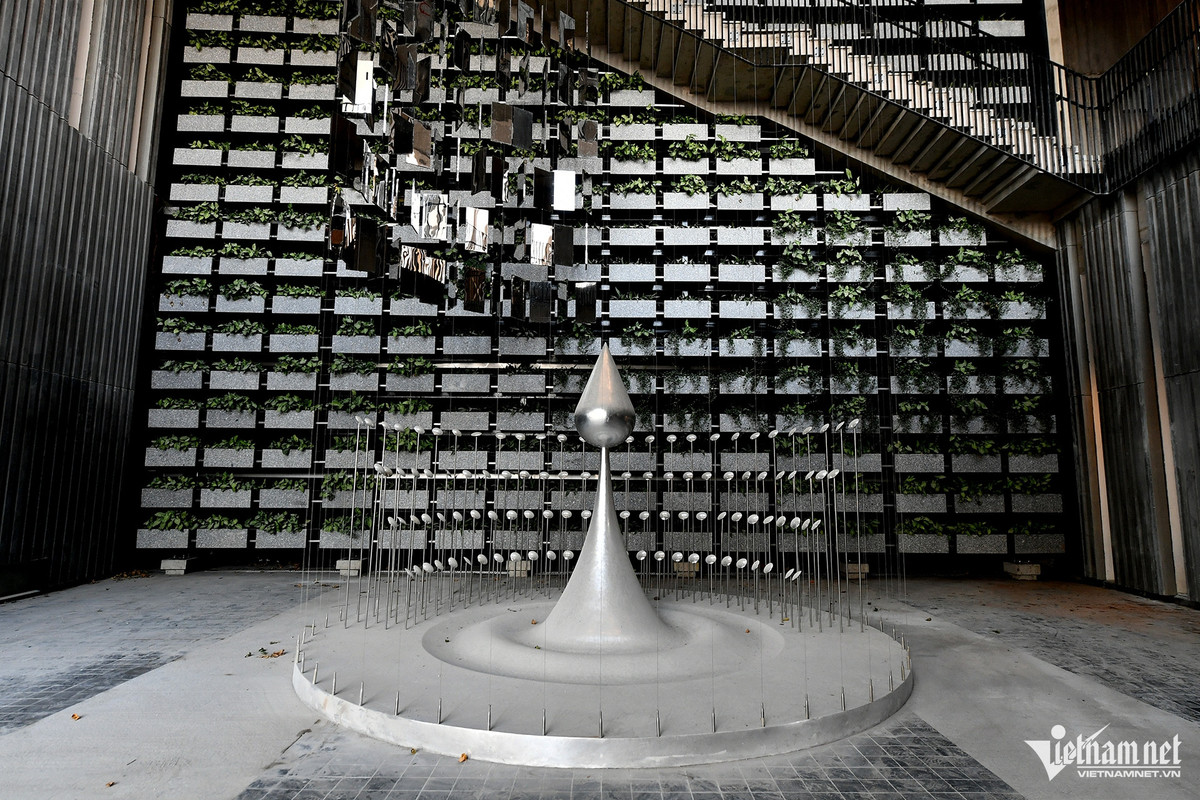 Biểu tượng giọt nước với các tấm gương phản chiếu lịch sử dựng nước và giữ nước của dân tộc Việt Nam từ thời kỳ Hùng Vương - An Dương Vương đến thế kỷ XX, để khẳng định từ ngàn xưa, nhân dân Việt Nam đã mong muốn được hòa bình, đã chấp nhận những khó khăn gian khổ, hy sinh xương máu để đất nước được độc lập, tự do, nhân dân được ấm no, hạnh phúc.