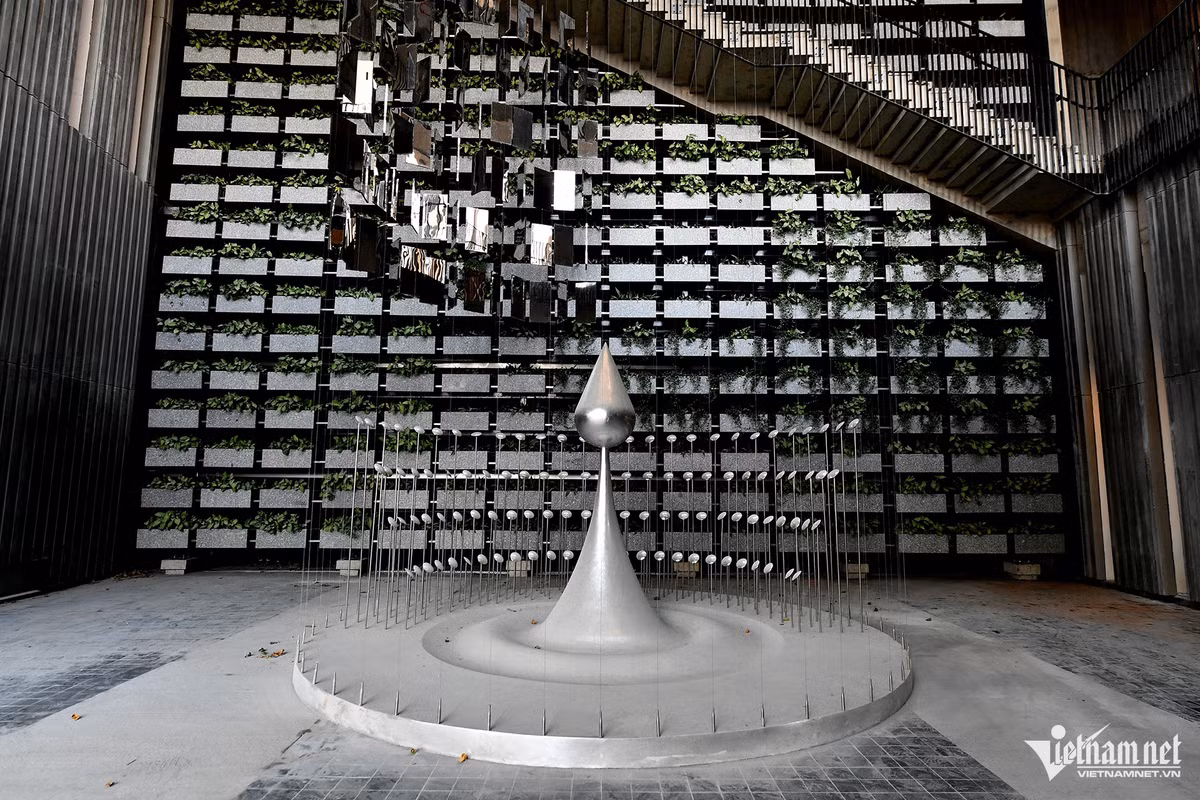 Biểu tượng giọt nước với các tấm gương phản chiếu lịch sử dựng nước và giữ nước của dân tộc Việt Nam từ thời kỳ Hùng Vương - An Dương Vương đến thế kỷ XX, để khẳng định từ ngàn xưa, nhân dân Việt Nam đã mong muốn được hòa bình, đã chấp nhận những khó khăn gian khổ, hy sinh xương máu để đất nước được độc lập, tự do, nhân dân được ấm no, hạnh phúc.