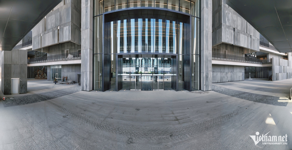 Tổng diện tích sàn tòa nhà chính rộng 64.640m2, tổng chiều cao 35,8m.