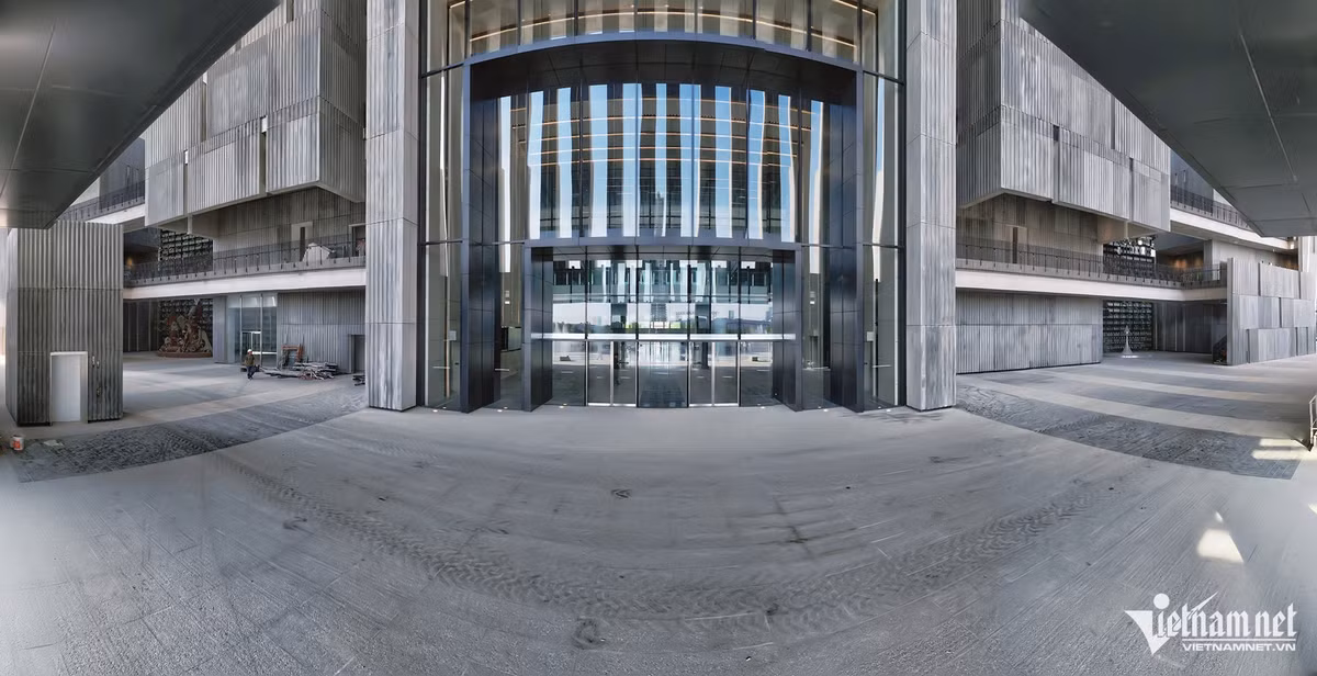 Tổng diện tích sàn tòa nhà chính rộng 64.640m2, tổng chiều cao 35,8m.