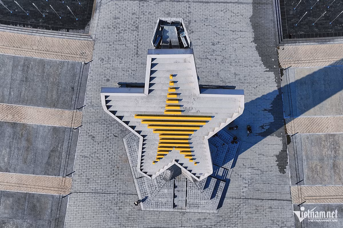 Khu nhà khá đặc biệt với Tòa tháp Chiến thắng cao 45m có hình ngôi sao ở trên đỉnh.