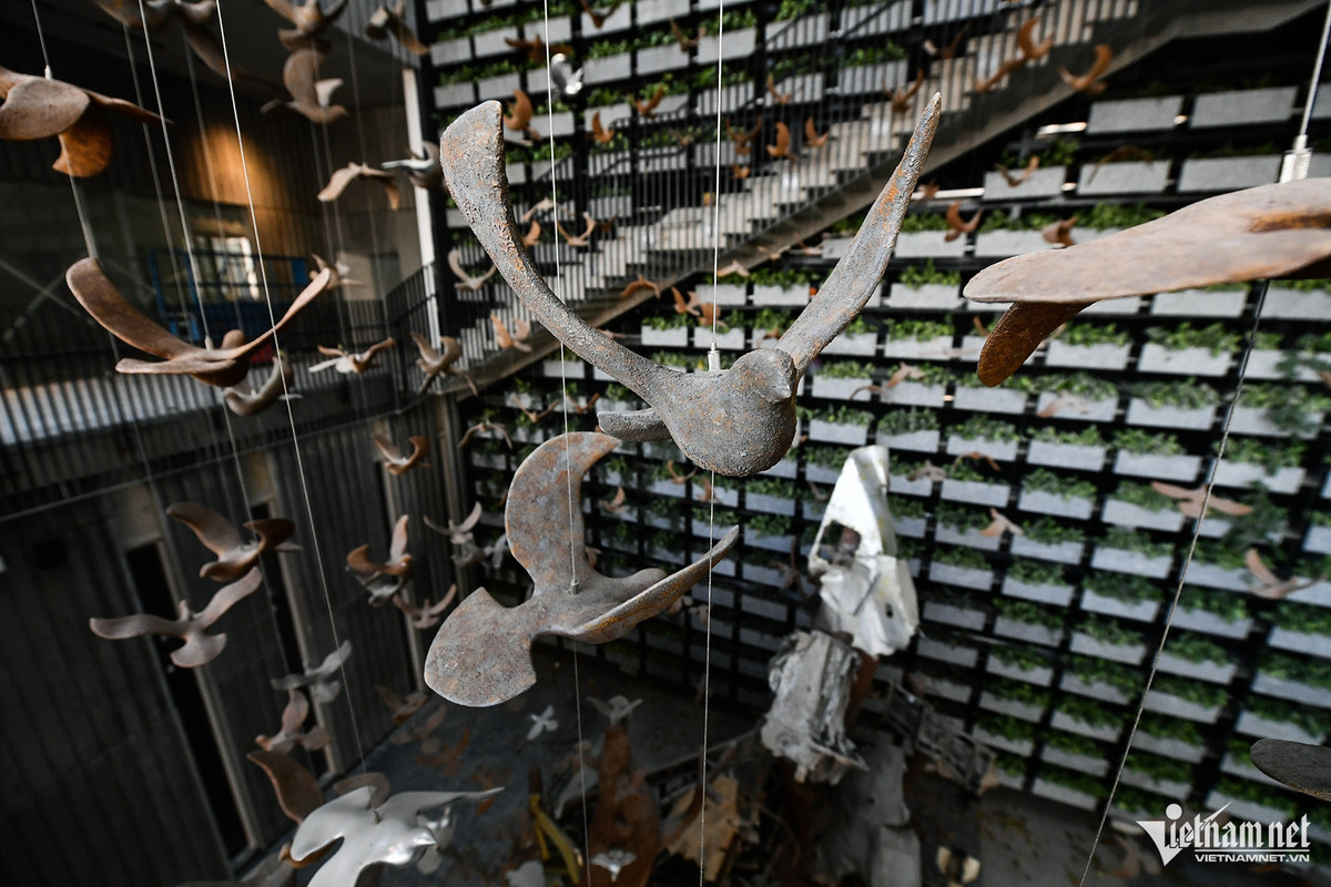 Trong không gian hai bên cánh tòa nhà là khối biểu tượng khát vọng hòa bình với những cành cây, mầm xanh và cánh chim bồ câu bay lên từ xác máy bay.