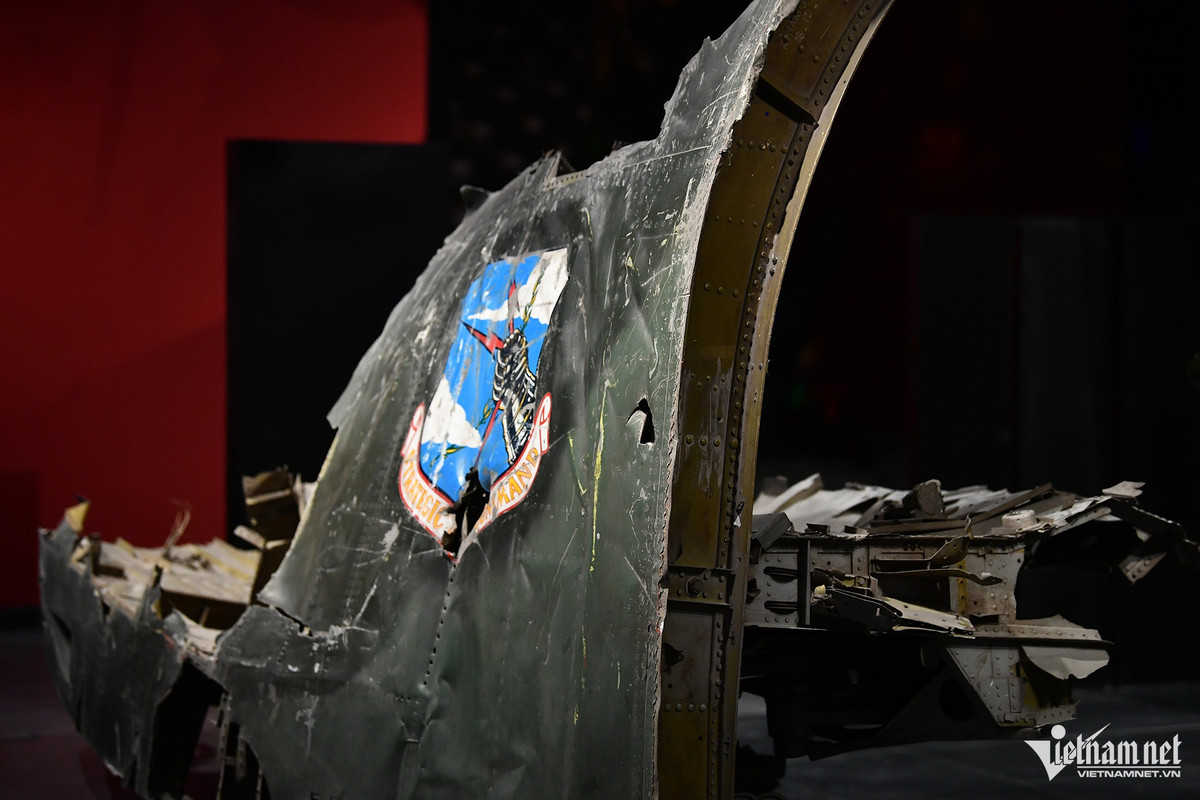 Xác chiếc B-52 đầu tiên bị kíp chiến đấu của Tiểu đoàn 59, Trung đoàn Tên lửa 261 (Đoàn Phòng không Hà Nội) hạ gục trong ngày Mỹ mở màn Chiến dịch "Điện Biên Phủ trên không" vào 18/12/1972 tại cánh đồng Chuôm, xã Phù Lỗ, huyện Sóc Sơn, Hà Nội.