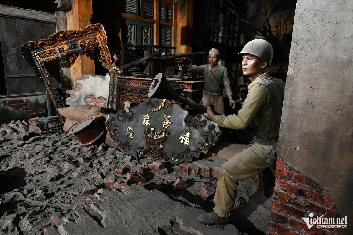 Mô hình tỷ lệ 1:1 cuộc chiến đấu 60 ngày đêm bảo vệ Thủ đô sau lời kêu gọi Toàn quốc kháng chiến của Chủ tịch Hồ Chí Minh.