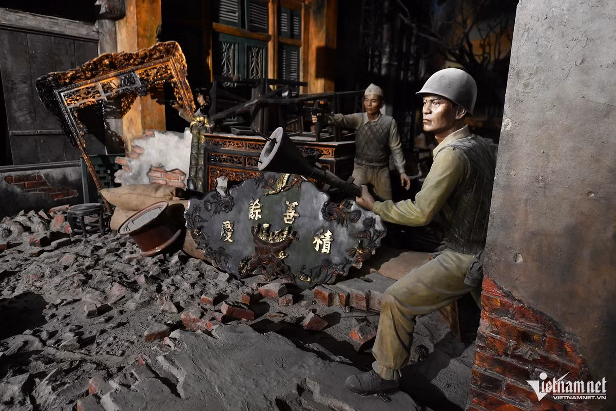 Mô hình tỷ lệ 1:1 cuộc chiến đấu 60 ngày đêm bảo vệ Thủ đô sau lời kêu gọi Toàn quốc kháng chiến của Chủ tịch Hồ Chí Minh.