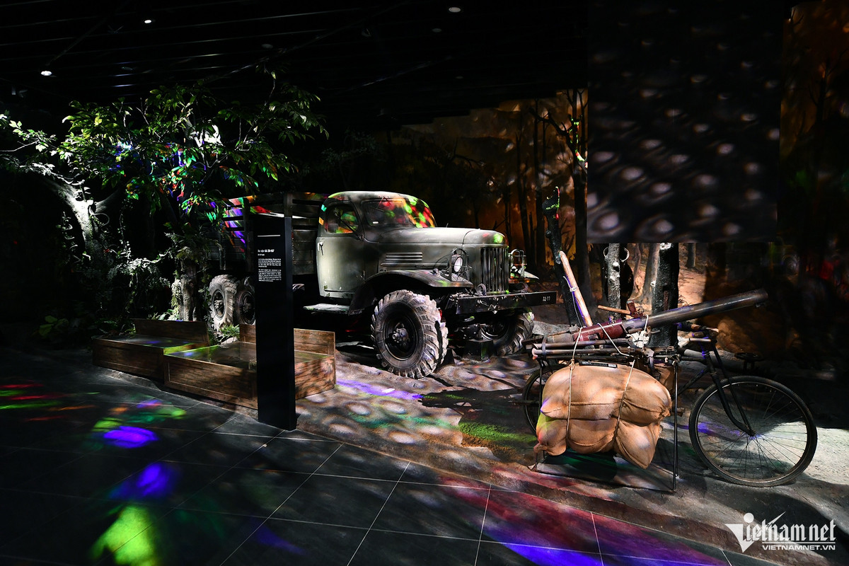 Xe vận tải Zil-157 do Liên Xô chế tạo viện trợ Việt Nam. Tiểu đoàn 102 ô tô vận tải, Binh trạm 32, Đoàn 559 Bộ đội Trường Sơn sử dụng chở quân trang, quân dụng, vũ khí chi viện cho chiến trường miền Nam trong kháng chiến chống Mỹ cứu nước. Để trưng bày những thiết bị có kích thước lớn như thế này, đội ngũ thi công đã phải đặt ô tô, máy bay, xe tăng... vào đúng vị trí đã thiết kế trước khi xây các bức tường bảo tàng. 