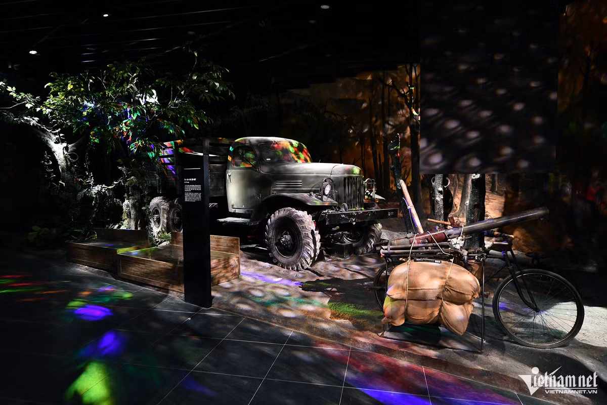 Xe vận tải Zil-157 do Liên Xô chế tạo viện trợ Việt Nam. Tiểu đoàn 102 ô tô vận tải, Binh trạm 32, Đoàn 559 Bộ đội Trường Sơn sử dụng chở quân trang, quân dụng, vũ khí chi viện cho chiến trường miền Nam trong kháng chiến chống Mỹ cứu nước. Để trưng bày những thiết bị có kích thước lớn như thế này, đội ngũ thi công đã phải đặt ô tô, máy bay, xe tăng... vào đúng vị trí đã thiết kế trước khi xây các bức tường bảo tàng. 