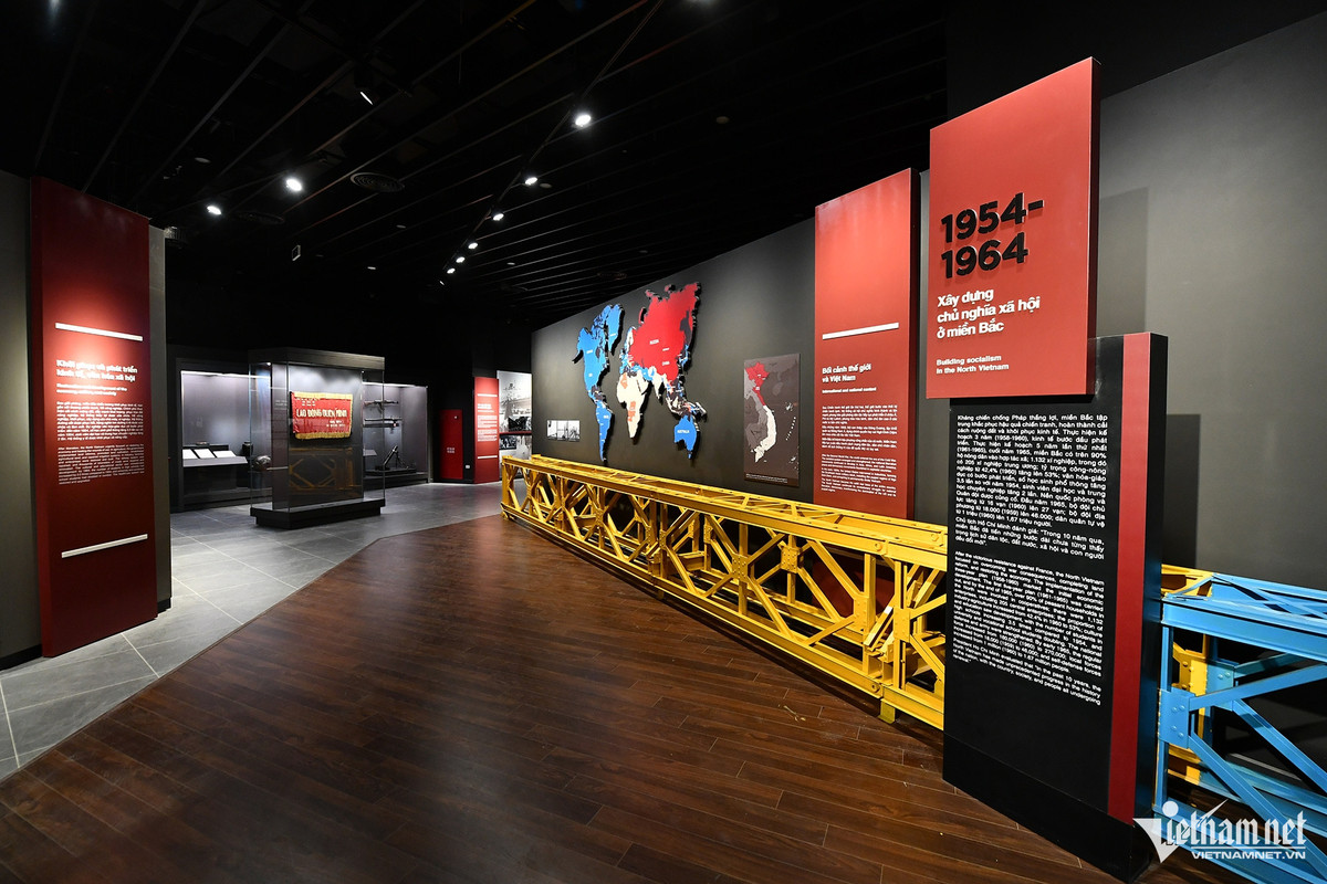 Tại Chủ đề 5, ngay khi bước vào cửa du khách sẽ gặp mô hình cầu Hiền Lương - “biểu tượng” của sự chia cắt Bắc - Nam, gắn với quá trình đấu tranh giải phóng dân tộc, thống nhất đất nước của nhân dân Việt Nam trong cuộc kháng chiến chống Mỹ xâm lược.