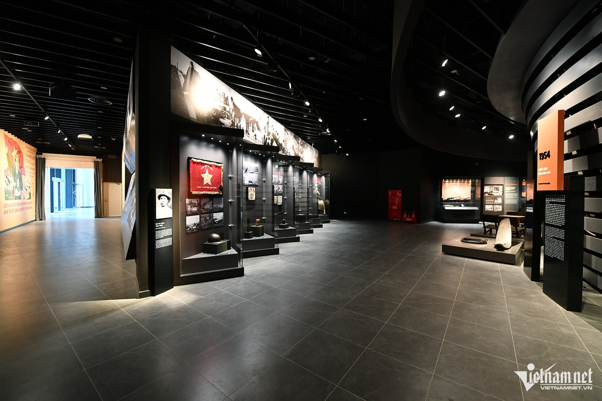 Với thiết kế hiện đại, nhiều công năng, du khách tới đây có nhiều không gian tham quan tương tác và trải nghiệm về cuộc đấu tranh giành độc lập dân tộc của Quân đội nhân dân Việt Nam từ khi nhà nước Văn Lang ra đời cho đến nay. 