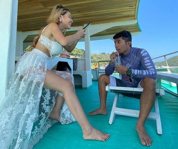 Ngân 98 sở hữu đôi chân to và thô. Thậm chí nhiều người cho rằng chân cô to ngang bằng chân của Lương Bằng Quang. Xem thêm clip: NGÂN 98 GỐC GÁC, LÀN DA ĐEN SẠM I VTC9 - Nguồn: Youtube