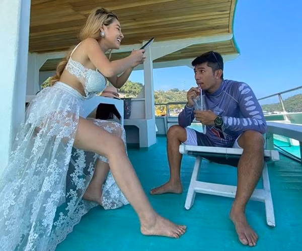 Ngân 98 sở hữu đôi chân to và thô. Thậm chí nhiều người cho rằng chân cô to ngang bằng chân của Lương Bằng Quang. Xem thêm clip: NGÂN 98 GỐC GÁC, LÀN DA ĐEN SẠM I VTC9 - Nguồn: Youtube