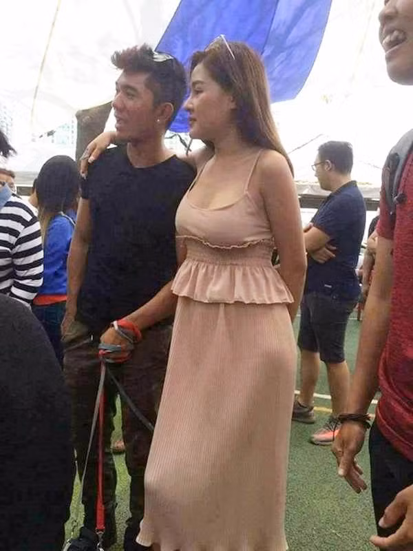 Trước đó, hot girl Ngân 98 cũng nhiều lần lộ ảnh chụp lén với nhan sắc "hết hồn". Có vẻ như cô nàng không còn sở hữu thân hình đồng hồ cát như xưa thay vào đó là hình ảnh sồ sề, to béo.