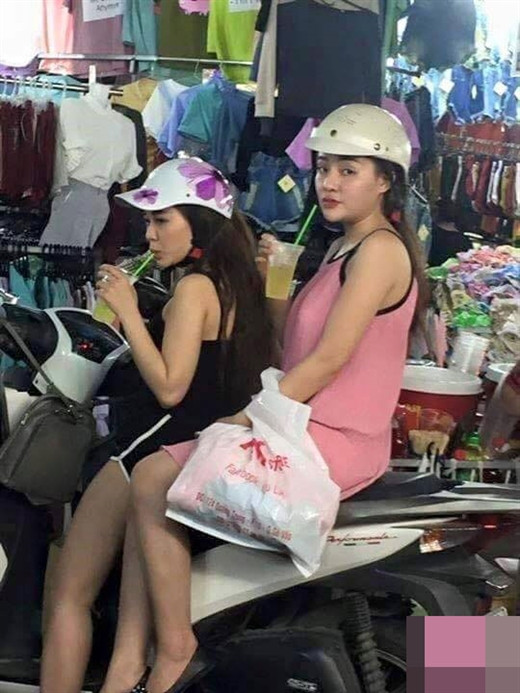 Cách đây không lâu, bức ảnh Ngân 98 cùng bạn đi trên phố cũng khiến dân mạng hoảng hốt. Cô nàng trông mập mạp, ăn mặc lôi thôi như mẹ bỉm sữa.