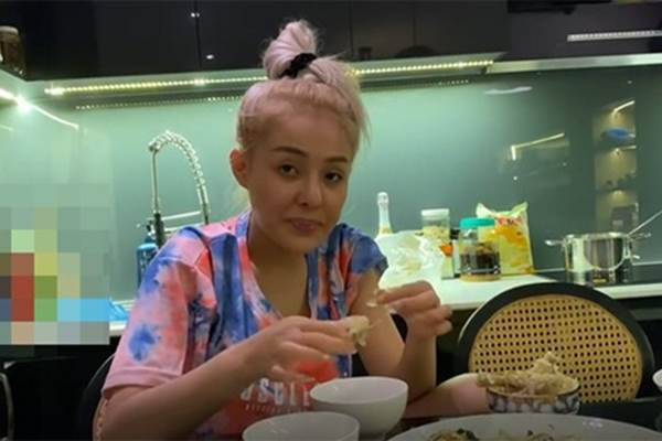 Dù là hot girl đình đám nhưng nhan sắc Ngân 98 nhiều lần trở thành chủ đề tranh cãi của cộng đồng mạng, vì khi trang điểm và mặt mộc khác nhau một trời một vực. Trong nhiều video được Lương Bằng Quang đăng tải, cô lộ diện mạo xuề xòa, khuôn mặt thiếu sức sống.