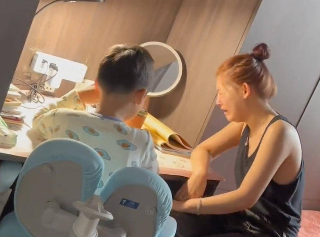 Không biết người dạy hay người học gặp áp lực đây.