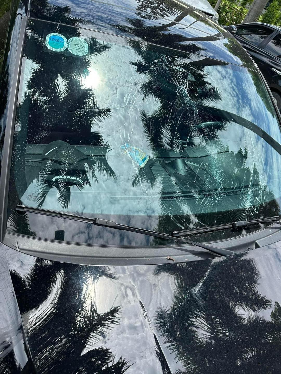 Theo đó, phần kính trước của xe đã bị nứt vỡ. Rất nhiều người đã chia buồn với chủ xe vì vướng phải tai nạn hi hữu không đâu. Nhiều người dự đoán nếu không có bảo hiểm thì tiền sửa chữa phần kính phải lên đến hàng chục triệu.