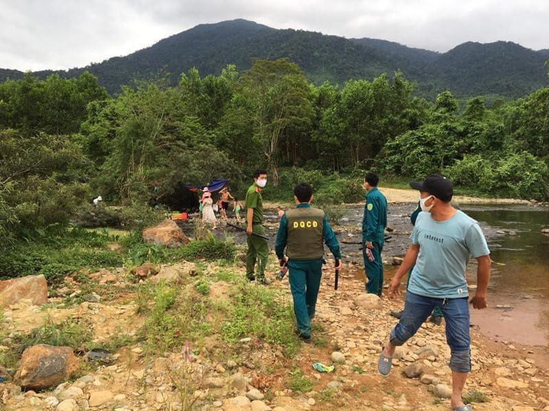 Cứ 2 tiếng, lực lượng an ninh phải đi kiểm tra, lập biên bản các trường hợp vi phạm. Đáng trách hơn, những "phượt thủ" bất chấp lệnh cấm đi dã ngoại này còn không đeo khẩu trang và giữ khoảng cách 2 mét an toàn.