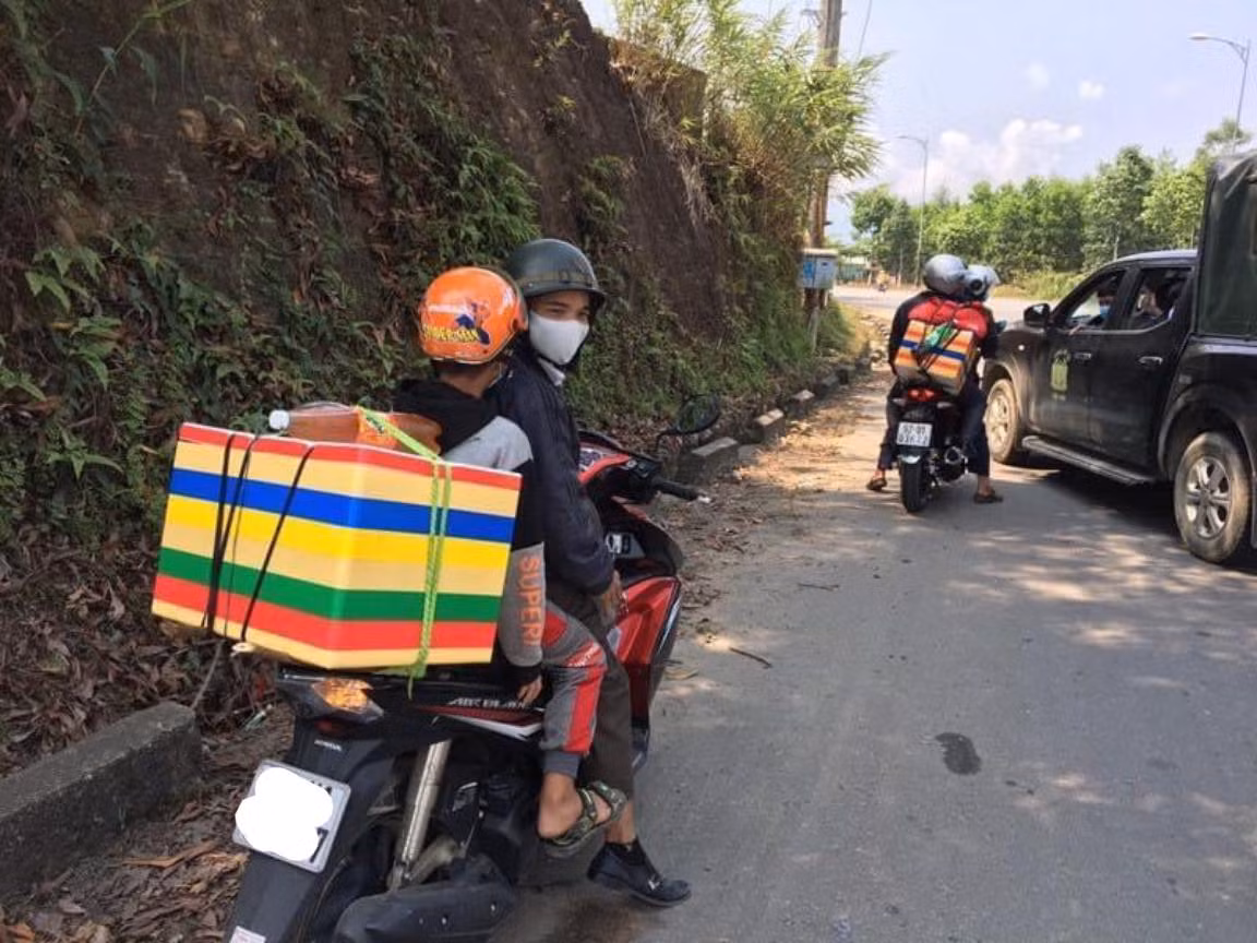 Thậm chí, cho cả trẻ con đi cắm trại giữa lúc dịch COVID-19 đang căng thẳng. Xem thêm clip: Hà Nội lại đông đúc, sau tuần cách ly xã hội - Nguồn: Youtube