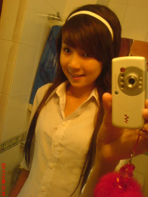 Những bức ảnh selfie trước gương "thần thánh" được cô nàng chụp lại.