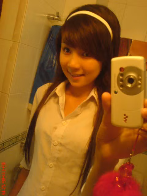 Những bức ảnh selfie trước gương "thần thánh" được cô nàng chụp lại.