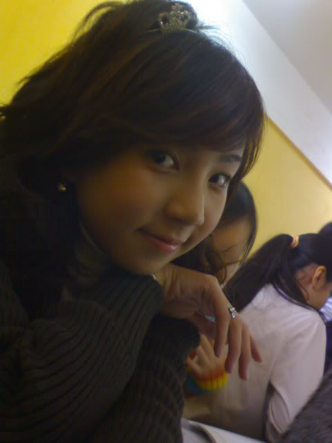 Cô thường xuyên chụp những bộ ảnh thời trang, làm gương mặt trang bìa cho báo Hoa học trò, 2! Đẹp.