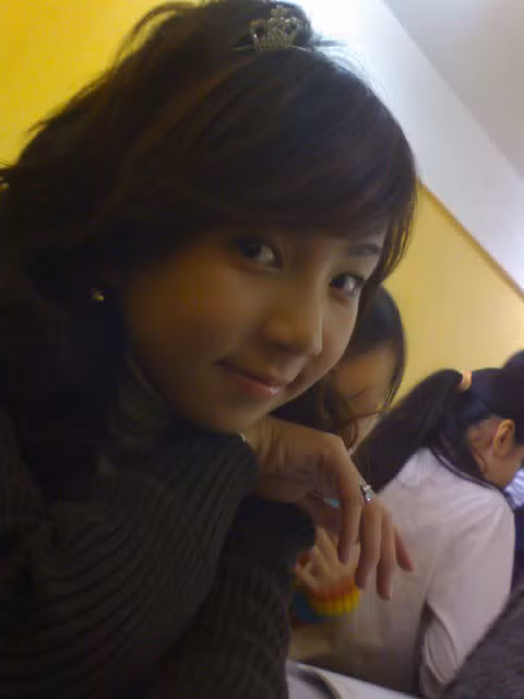 Cô thường xuyên chụp những bộ ảnh thời trang, làm gương mặt trang bìa cho báo Hoa học trò, 2! Đẹp.