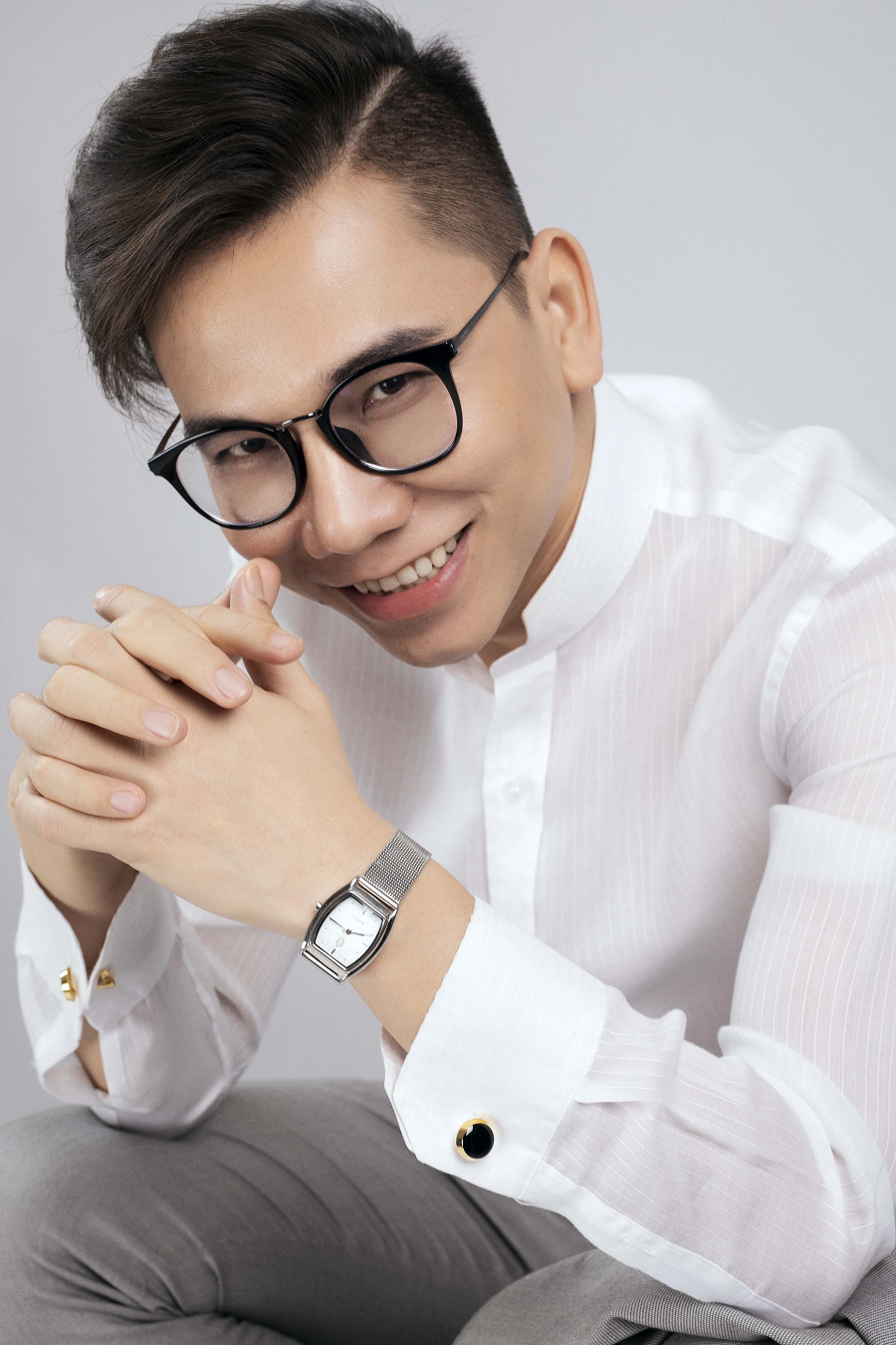 Kiếng Cận cũng là người đứng sau những bộ ảnh cưới hỏi của các nghệ sĩ nổi tiếng như Anh Tú - Diệu Nhi, Minh Hằng… qua các bộ ảnh giàu cảm xúc.