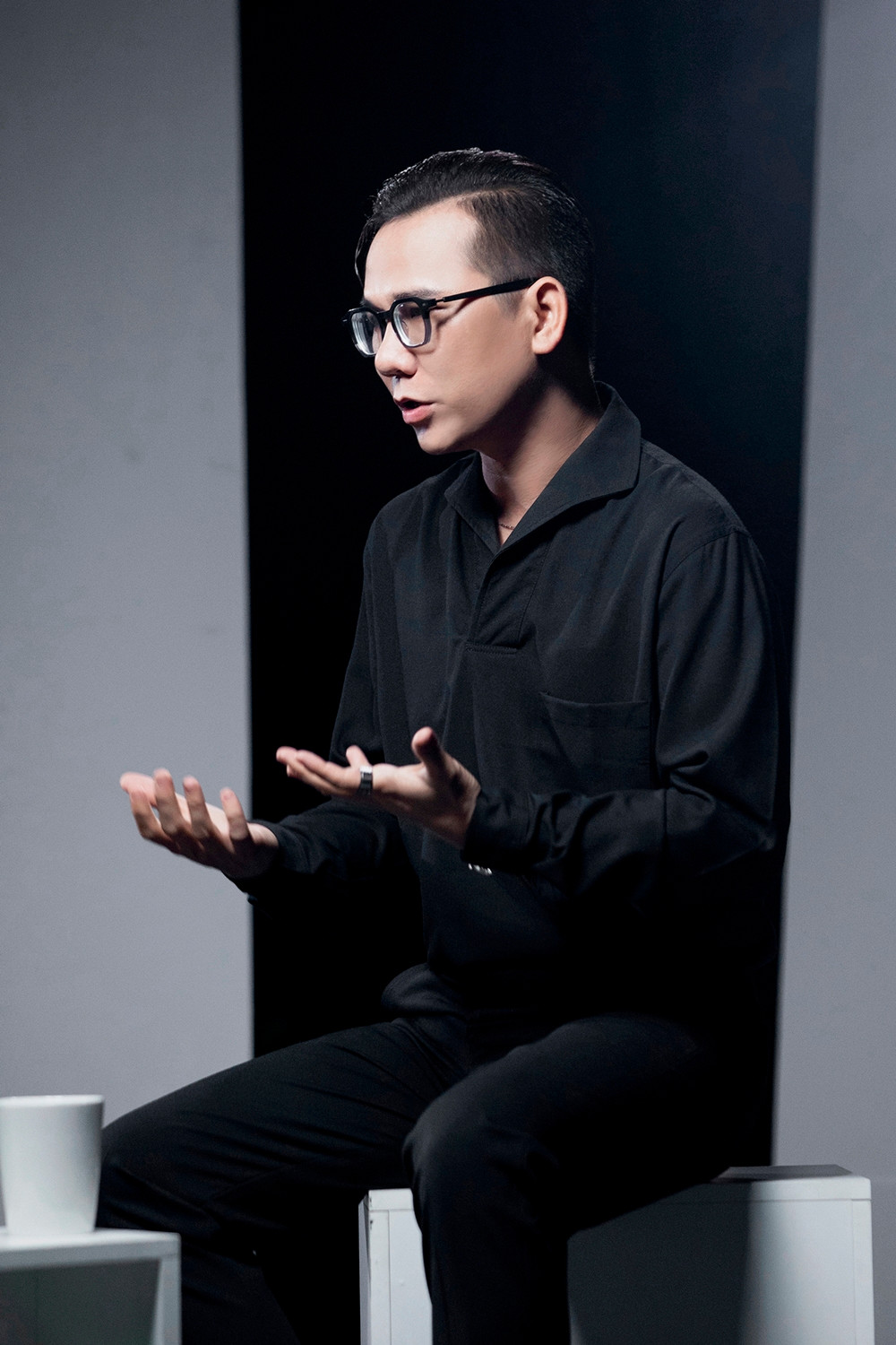 Nói đến ảnh thời trang nghệ thuật, đặc biệt là ảnh runway trong những năm gần đây, Kiếng Cận là một cái tên rất nổi bật.