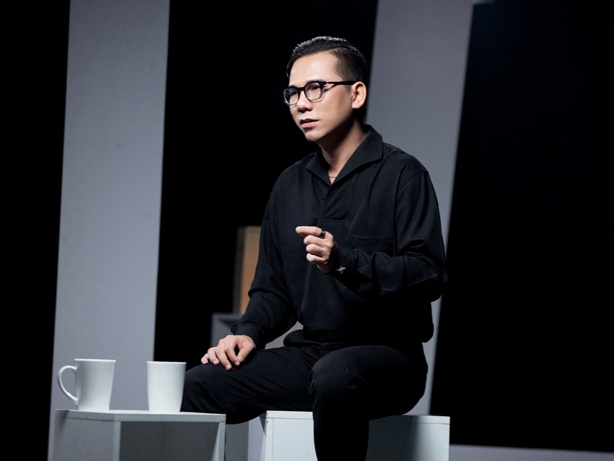 Chuẩn bị cho ngày trọng đại tại khách sạn ở Hà Nội, Quang Hải và vợ đã mời ekip chụp ảnh từ TP.HCM ra Hà Nội. Theo tìm hiểu, người chụp chính cho Quang Hải là nhiếp ảnh gia Phạm Phúc Lợi, người được mọi người biết đến với biệt danh Kiếng Cận.